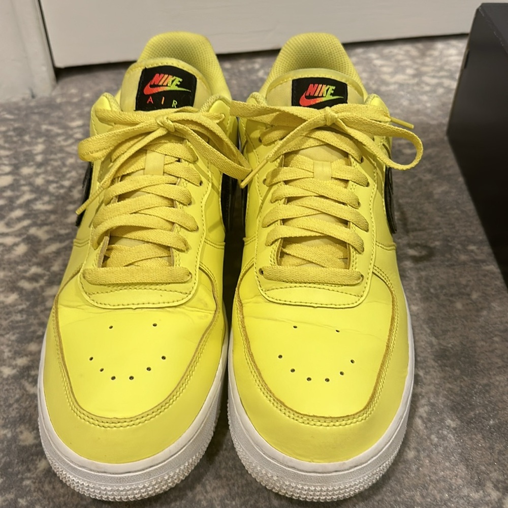 NIKE AIR FORCE 1 LV8 3 SIZE 10.5 MENS SNEAKERS BRIGHT YELLOW - Picture 7 of 16